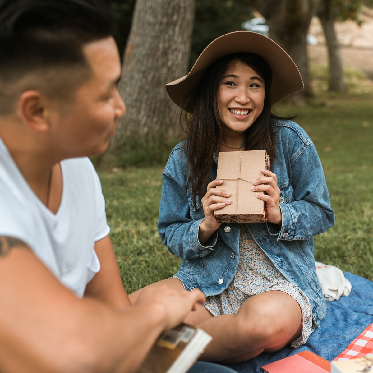 7 Clear Signs He Likes You: Decoding His Interest