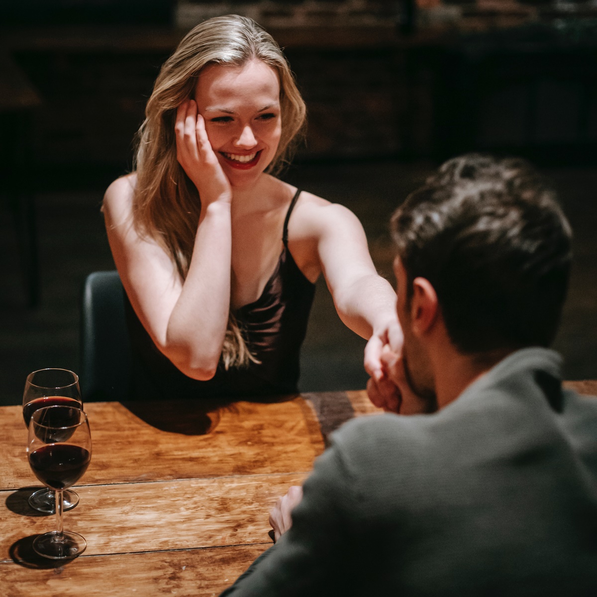 7 Clear Signs He Likes You: Decoding His Interest