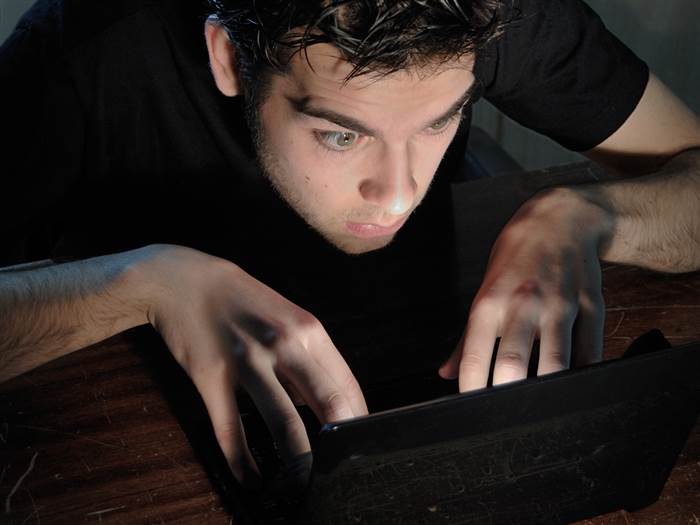 Signs Your Boyfriend May Still Love His Ex (And What To Do)
