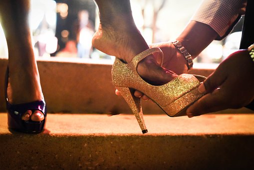 Are You a Hopeless Romantic? 10 Signs You Are!