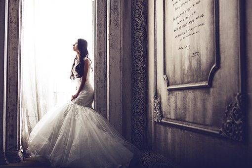Are You a Hopeless Romantic? 10 Signs You Are!