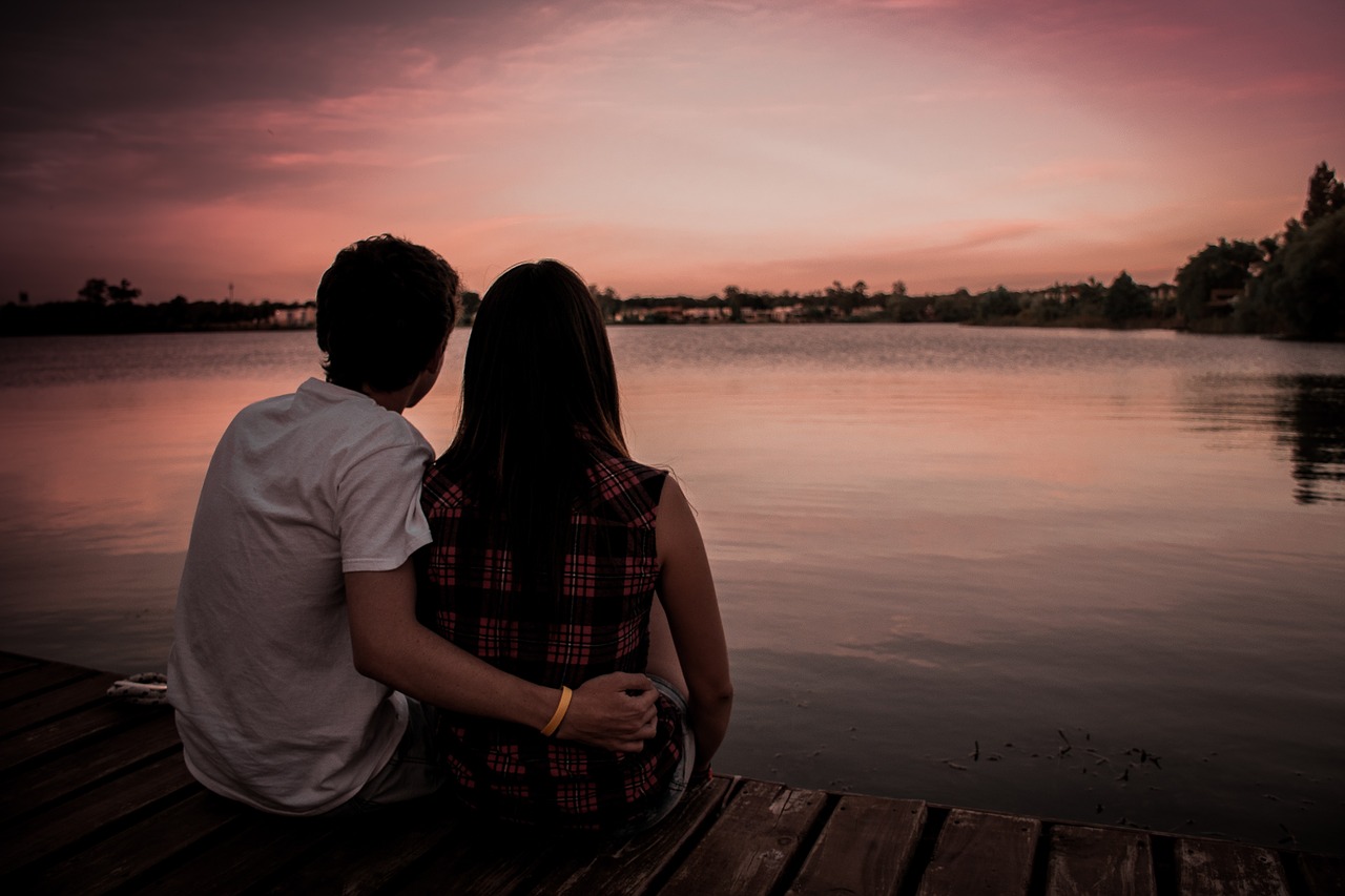 Gemini Compatibility: Understanding the Pros & Cons of Dating Geminis