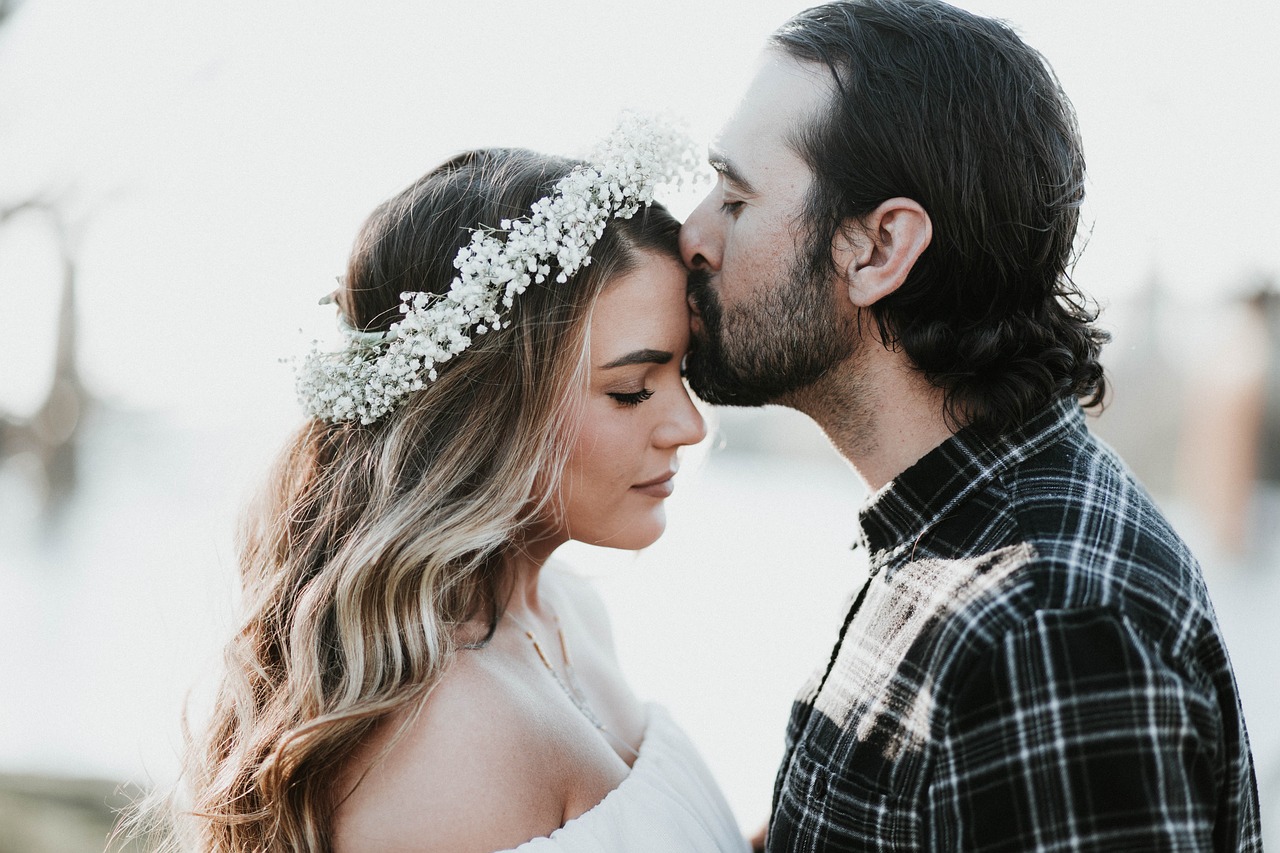 Gemini Compatibility: Understanding the Pros & Cons of Dating Geminis