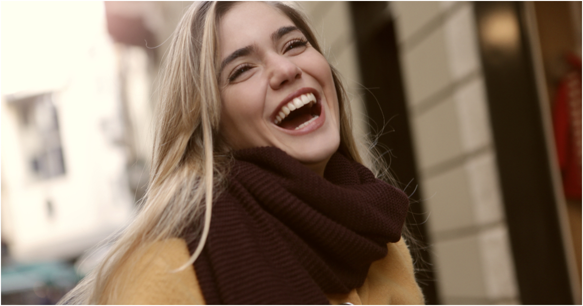 How to Make a Girl Laugh: 4 Proven & Easy Techniques
