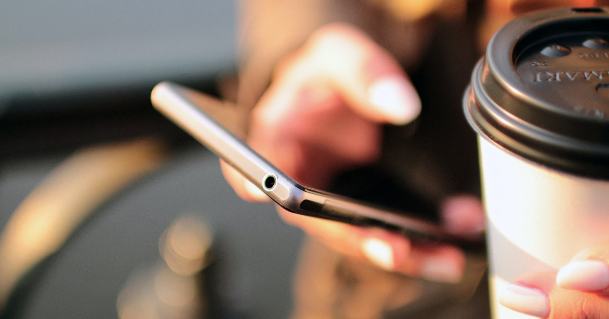 Decoding His Texts: 4 Signs He s Losing Interest