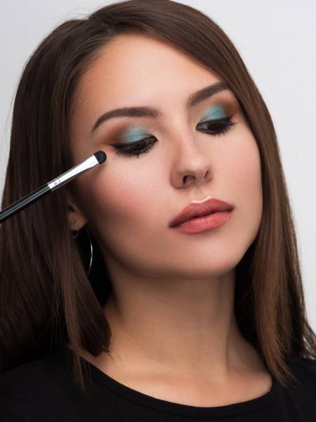 Best Golden Eyeshadows for Brown Eyes: Enhance Your Natural Beauty