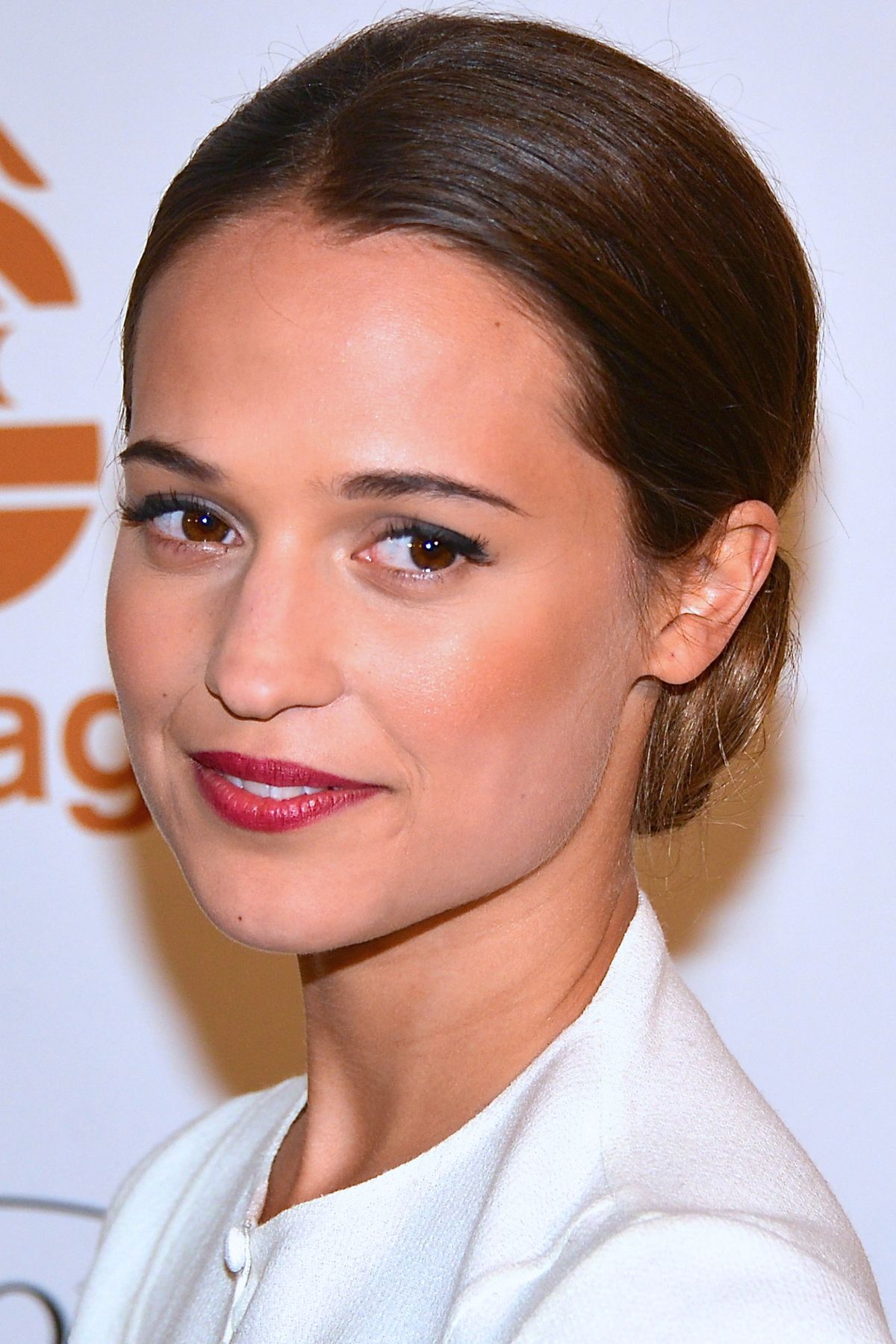 Evening Makeup for Brown Eyes: A Step-by-Step Guide with Green Shades