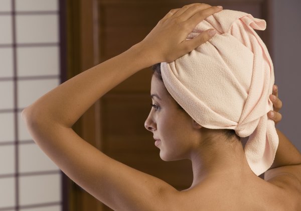 Castor Oil for Hair: Benefits, Application & Removal - Expert Guide