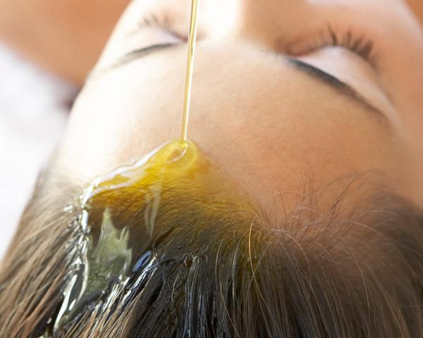 Castor Oil for Hair: Benefits, Application & Removal - Expert Guide
