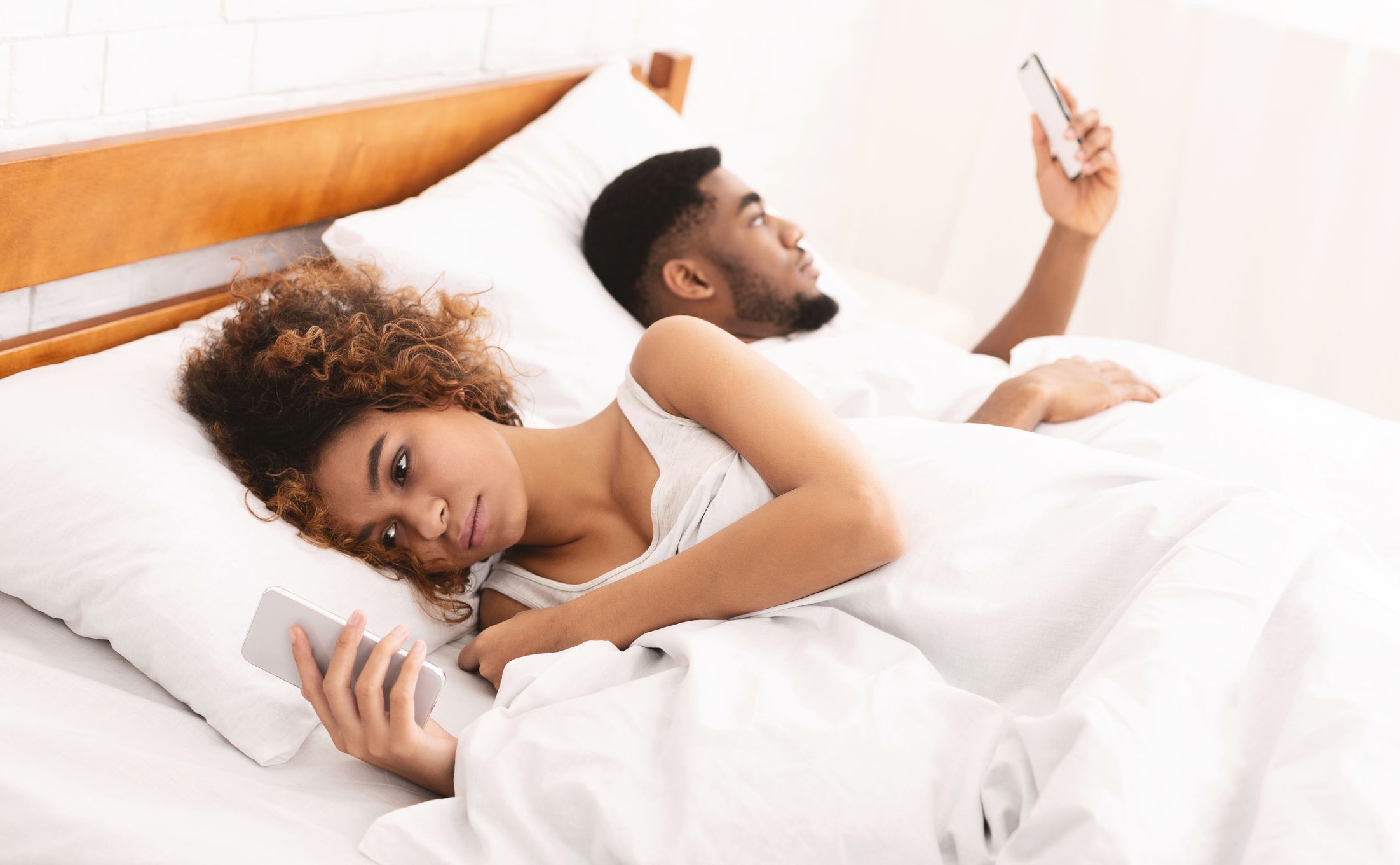 18 Subtle Signs of an Unhappy Marriage: Expert Insights