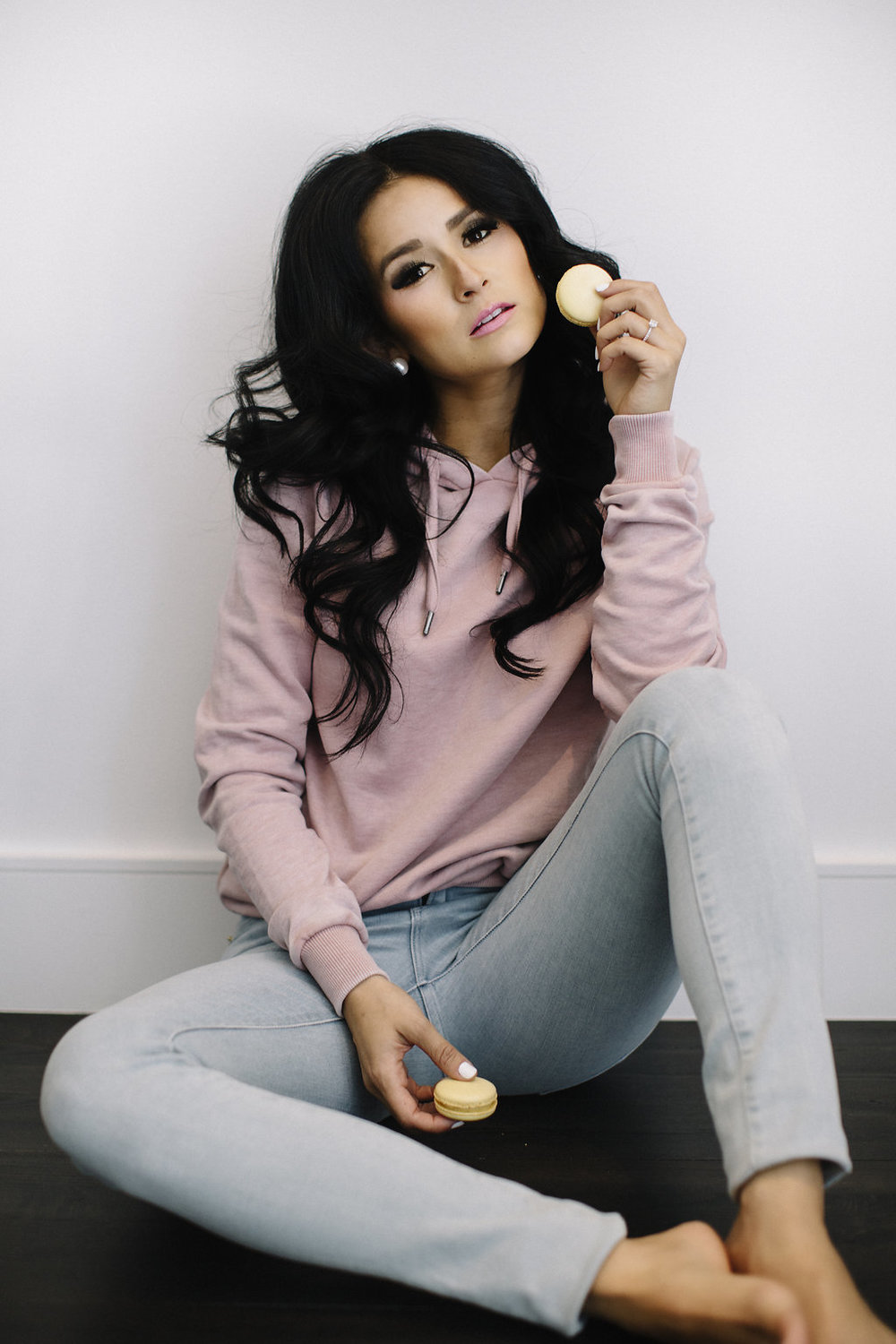 Frame Denim: Effortless Style with Flattering Light Wash Jeans