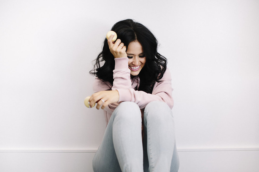 Frame Denim: Effortless Style with Flattering Light Wash Jeans