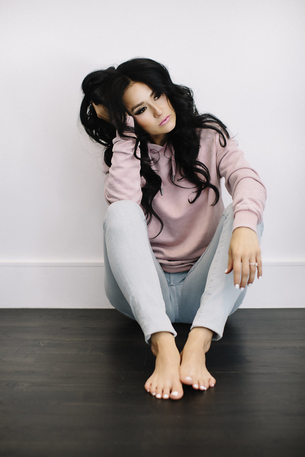 Frame Denim: Effortless Style with Flattering Light Wash Jeans