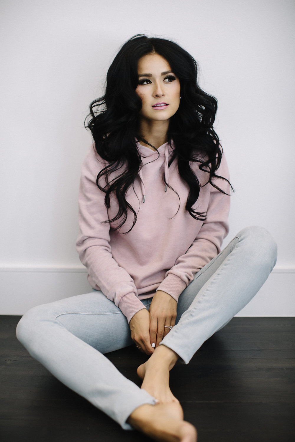 Frame Denim: Effortless Style with Flattering Light Wash Jeans