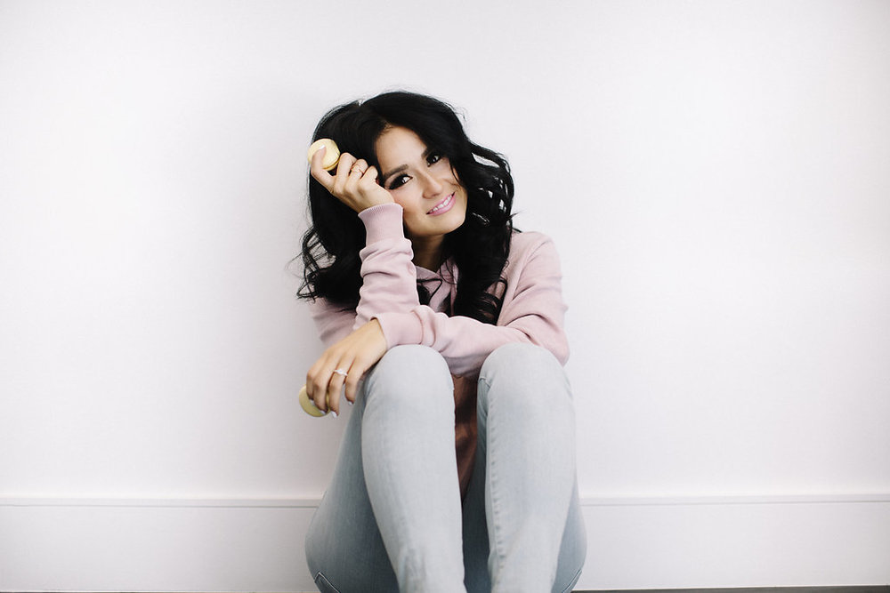 Frame Denim: Effortless Style with Flattering Light Wash Jeans