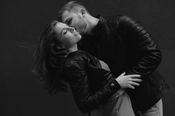 Understanding Leaning Back in Dating: Risks and Alternatives