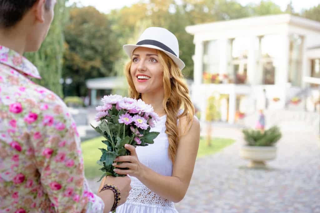 How to Respond When She Likes You: A Comprehensive Guide