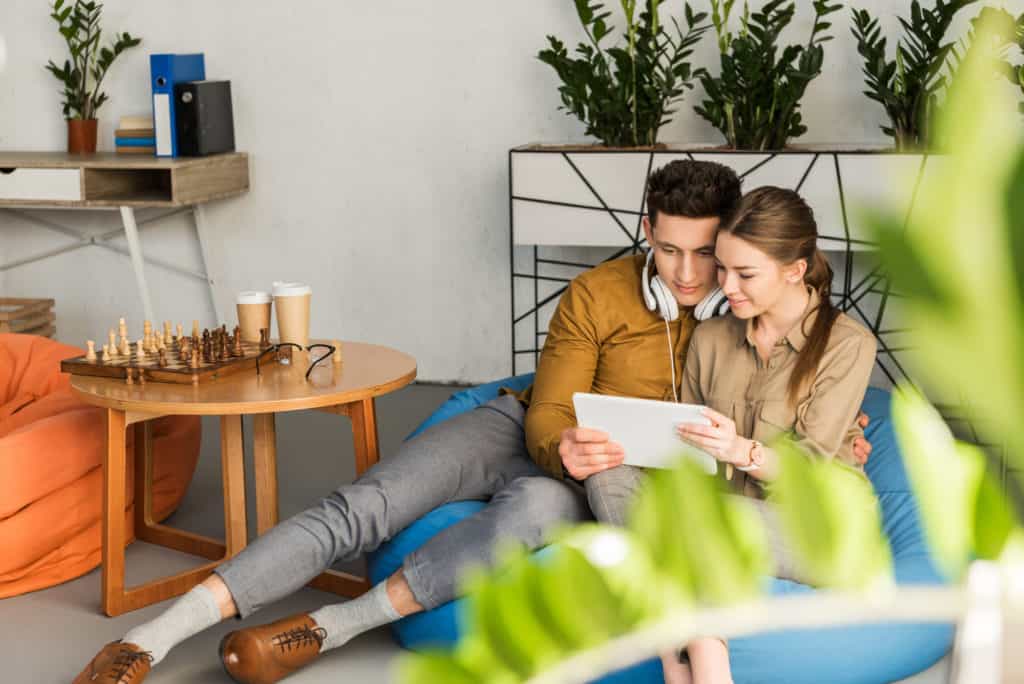 Attract an Aquarius Man: Understanding His Love Language (Libra Edition)