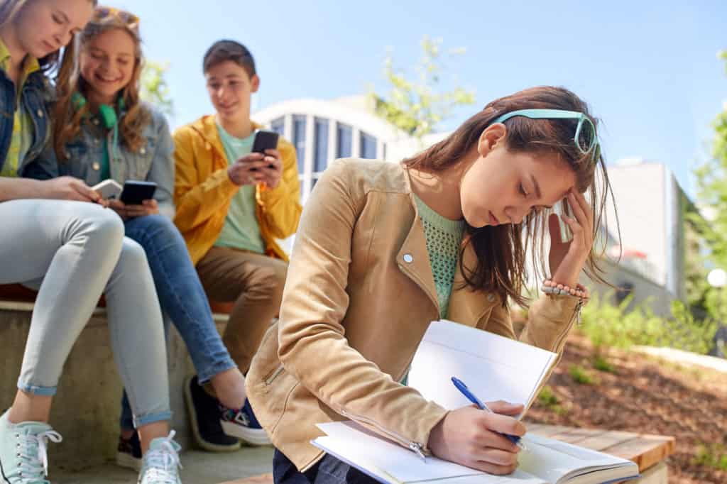 Navigating High School Relationships: Understanding Dynamics & Finding Love