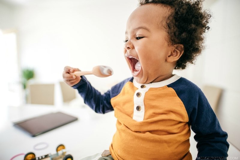 Introducing Solids: Recognizing Readiness & Starting Baby Food – A Comprehensive Guide