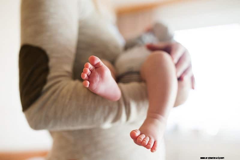 Supporting New Moms: 18 Practical Ways to Offer Help