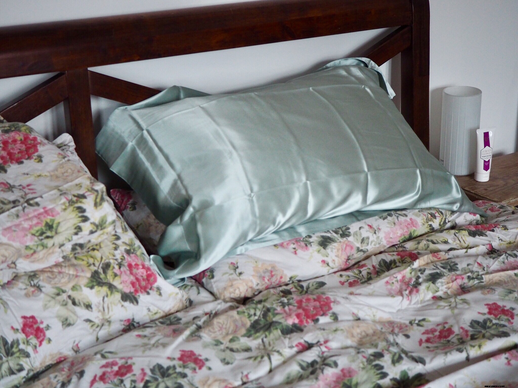 Silk Pillowcases: 10 Beauty Benefits for Smoother Skin & Hair