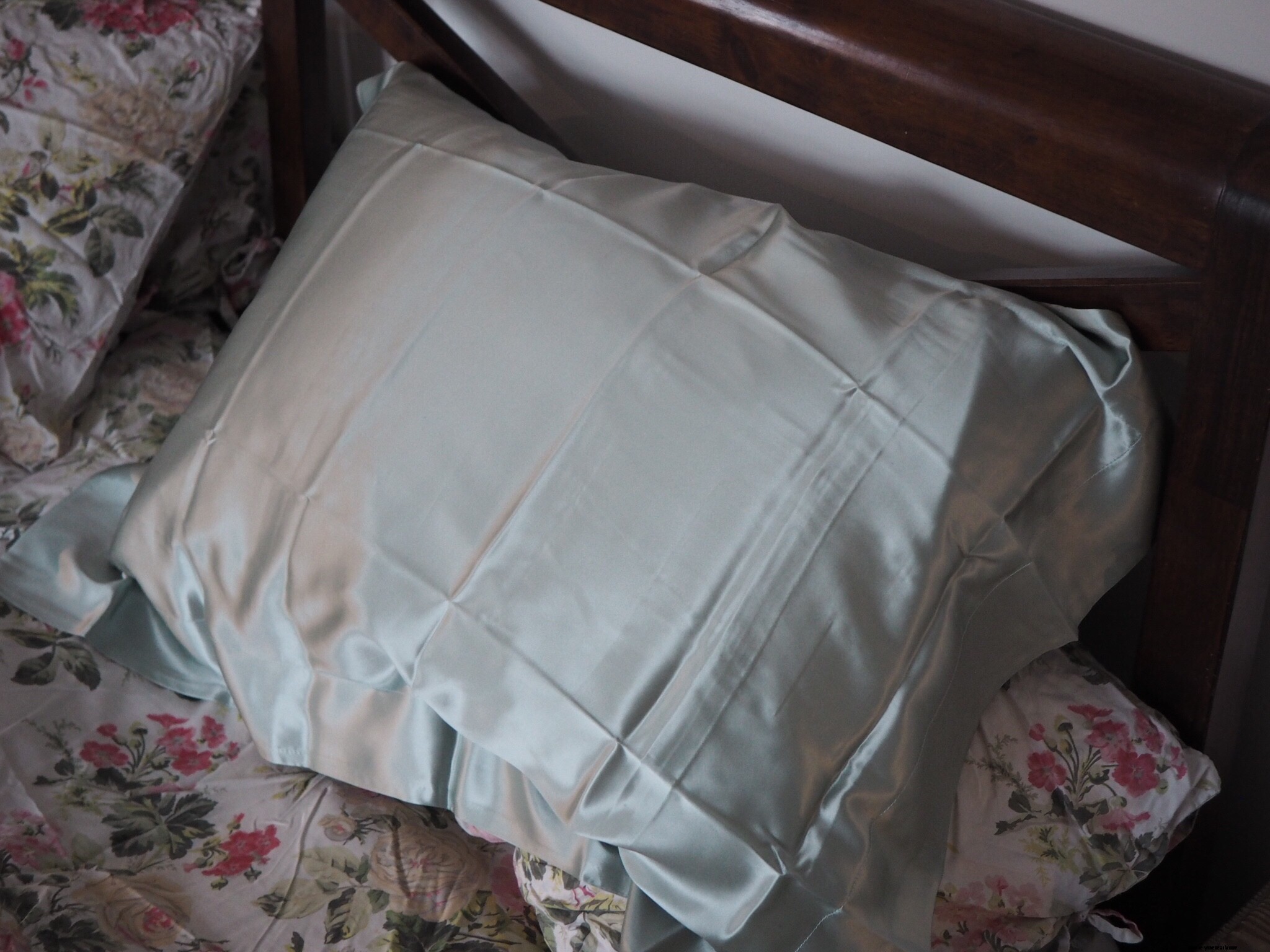 Silk Pillowcases: 10 Beauty Benefits for Smoother Skin & Hair