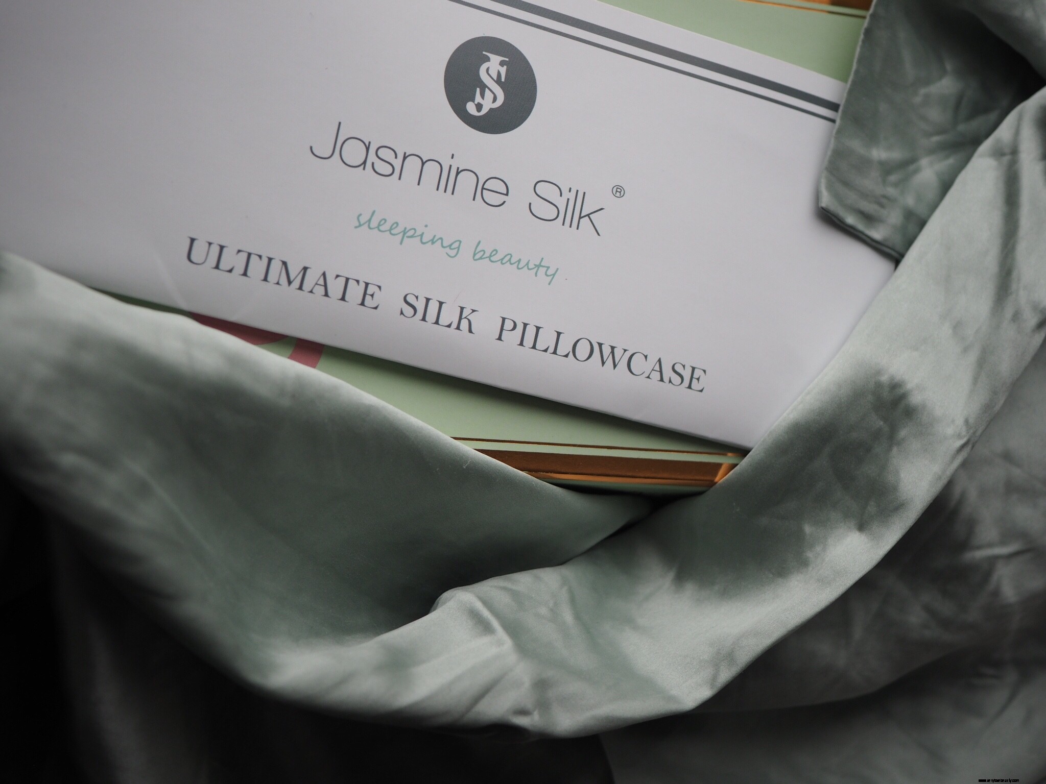 Silk Pillowcases: 10 Beauty Benefits for Smoother Skin & Hair