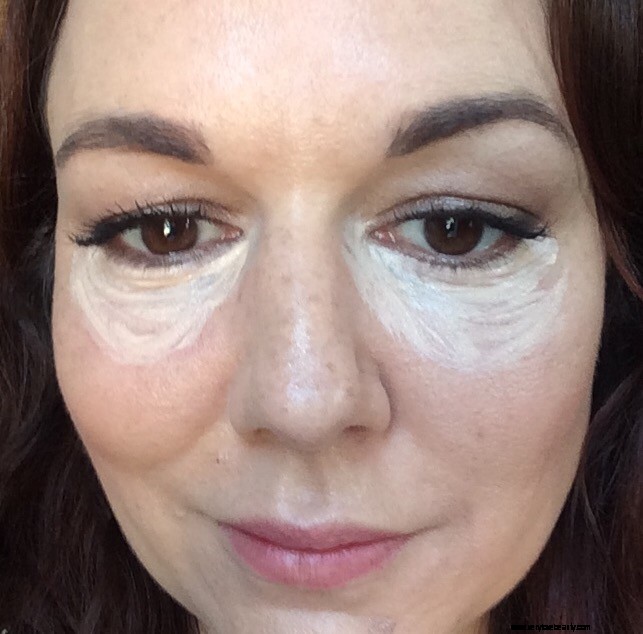 Prevent Creasing Under Eye Makeup: Tips & Techniques