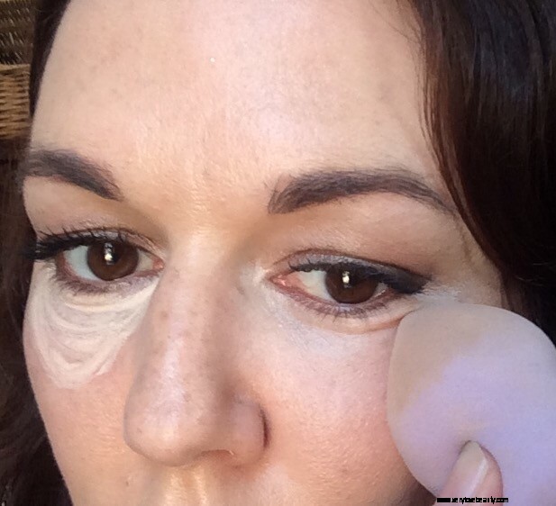 Prevent Creasing Under Eye Makeup: Tips & Techniques
