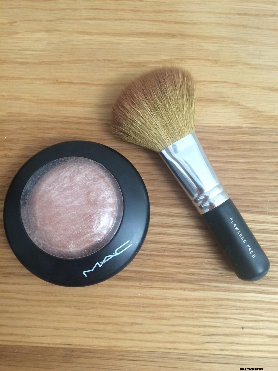 Prevent Creasing Under Eye Makeup: Tips & Techniques