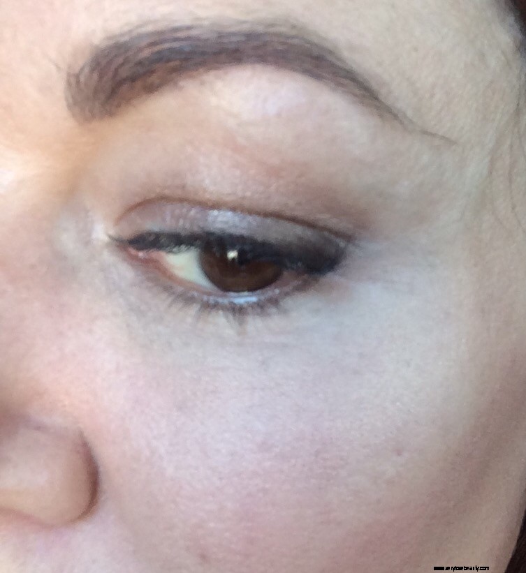 Prevent Creasing Under Eye Makeup: Tips & Techniques