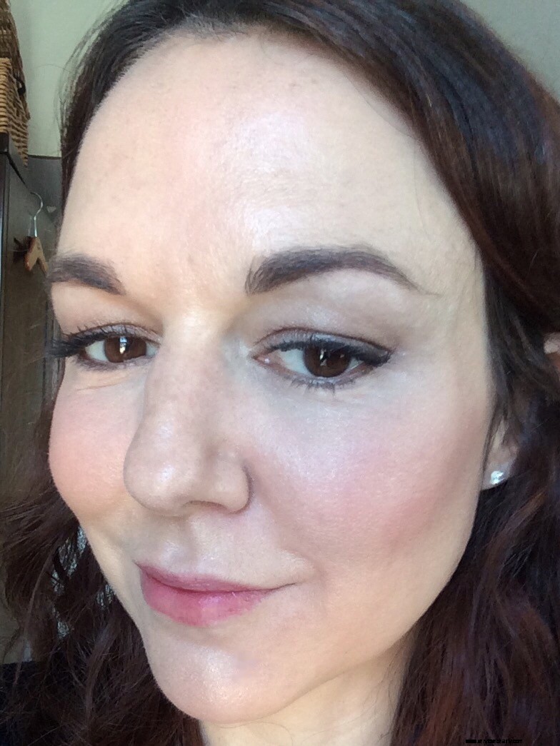 Prevent Creasing Under Eye Makeup: Tips & Techniques
