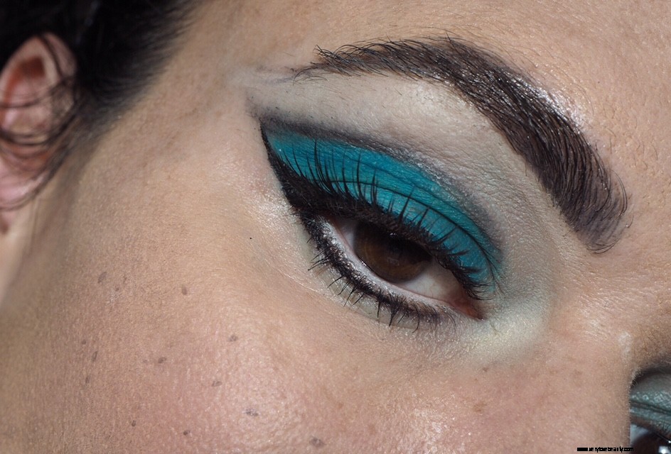 Vintage 1960s Cat Makeup Tutorial: A Fun & Flirty Halloween Look
