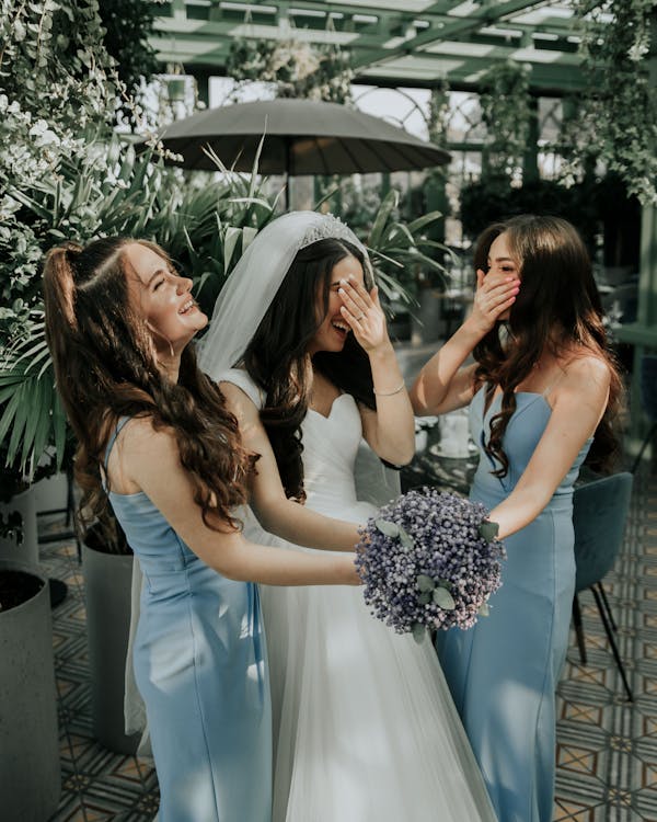 Maid of Honor Guide: Your Role & Responsibilities