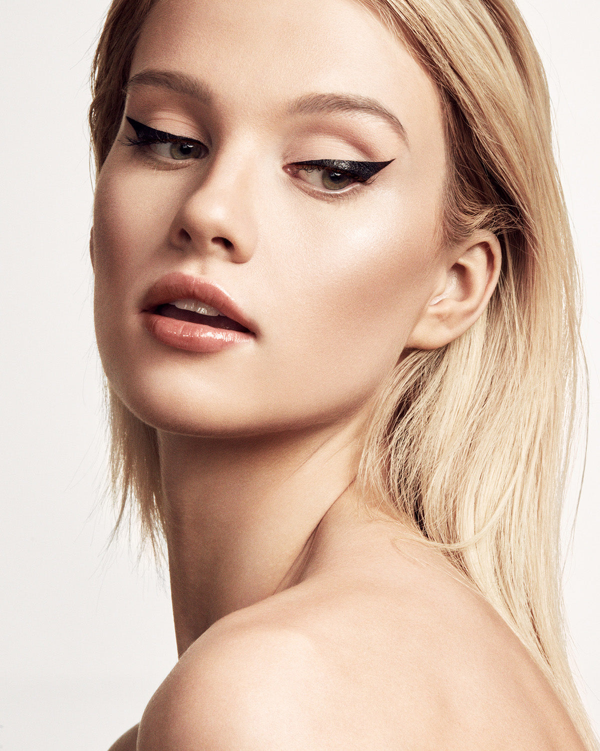 Best Eyeliners for Hooded Eyes: Makeup Artist Recommendations