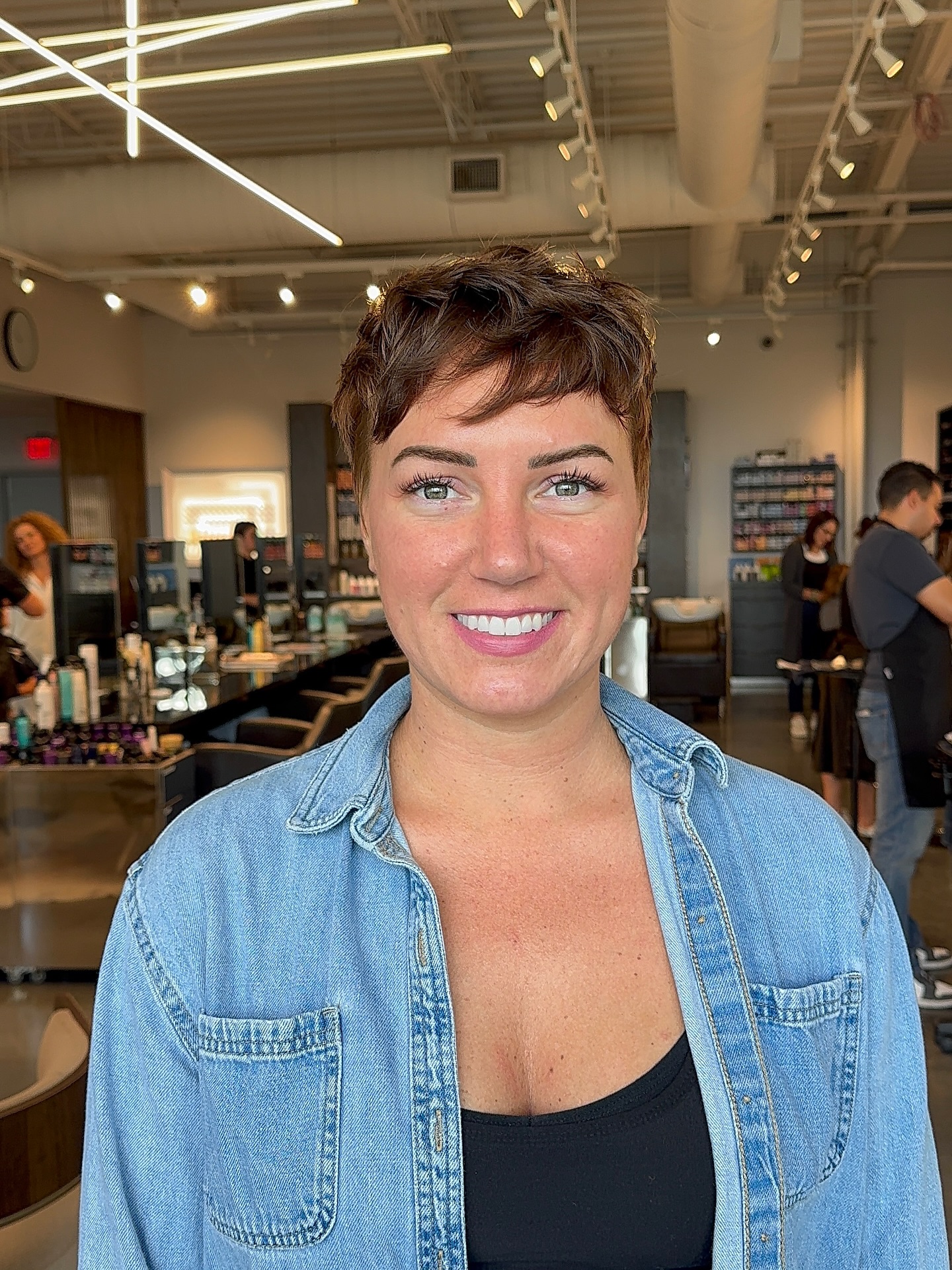 Brown Pixie Cuts 2026: Stylish & Feminine Hair Trends