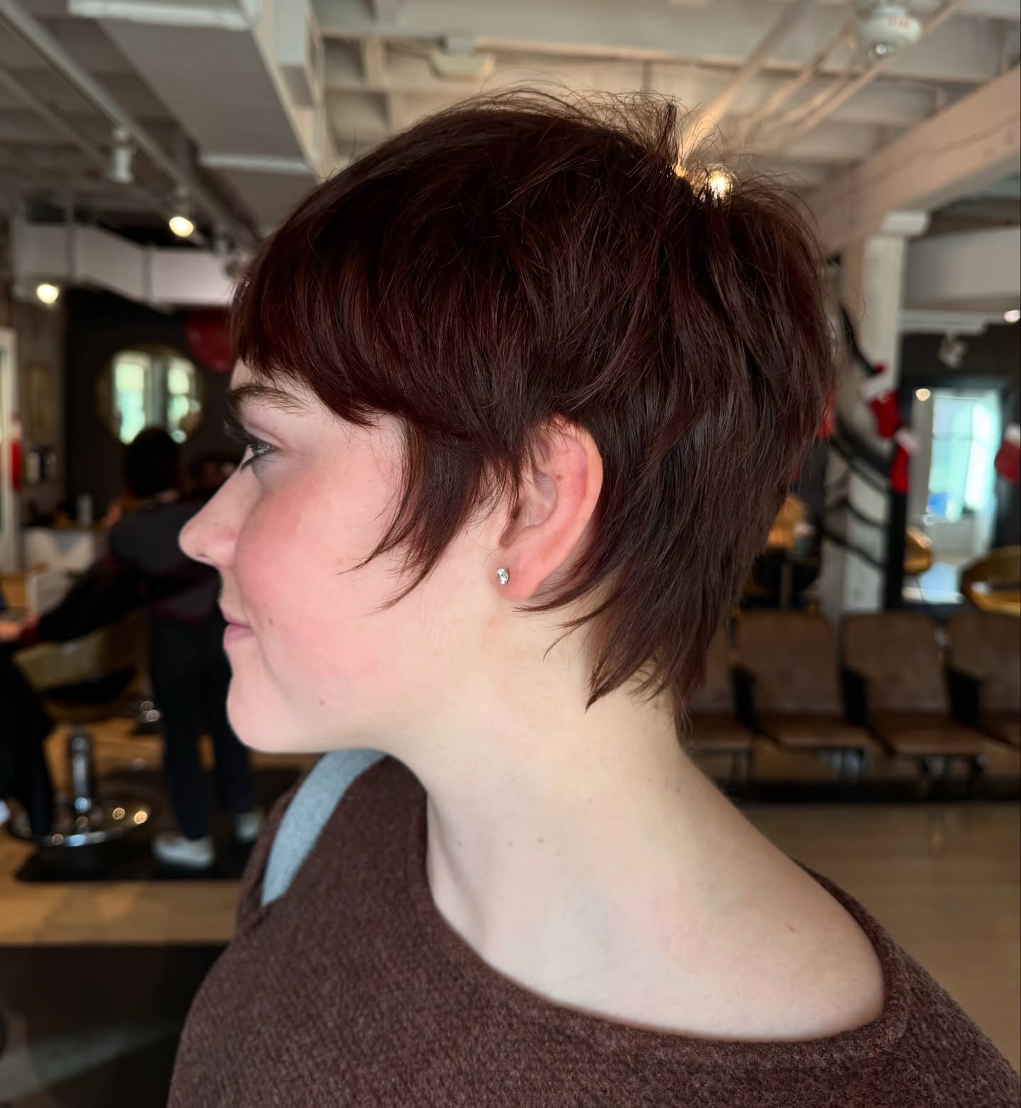Brown Pixie Cuts 2026: Stylish & Feminine Hair Trends