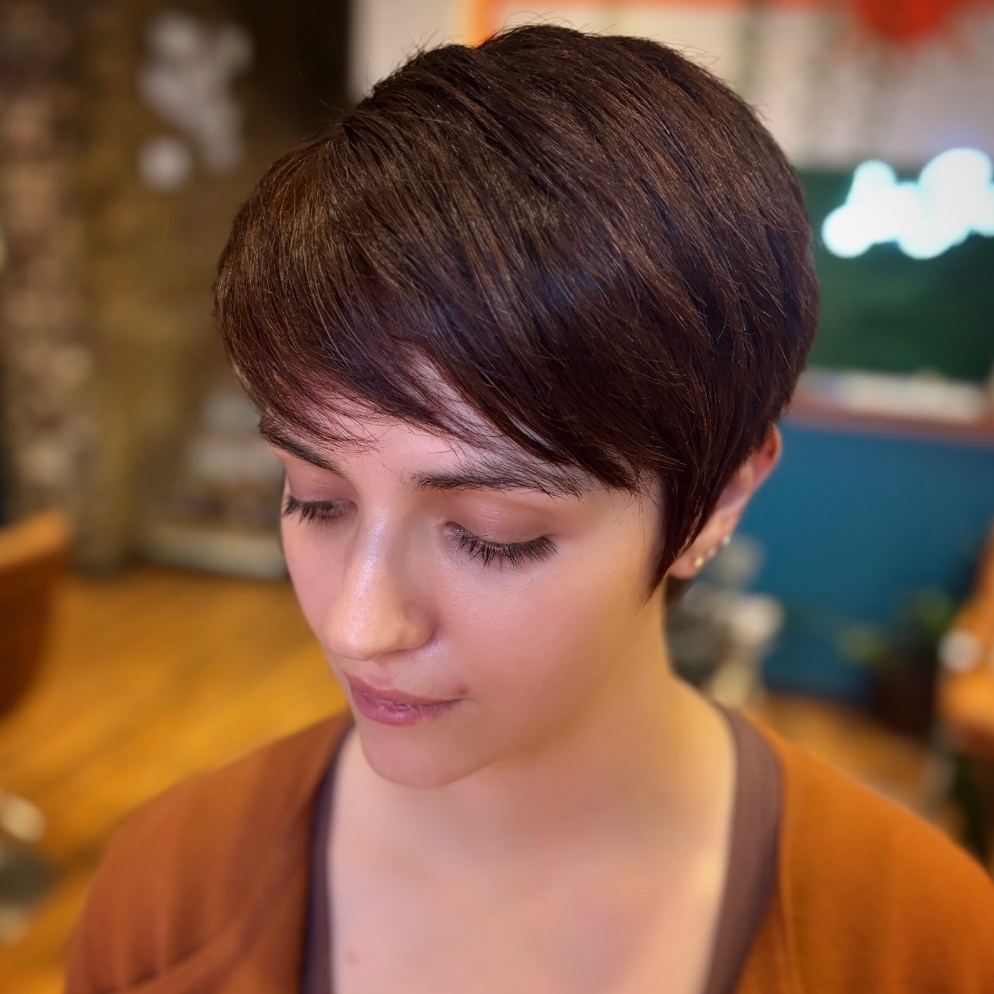 Brown Pixie Cuts 2026: Stylish & Feminine Hair Trends