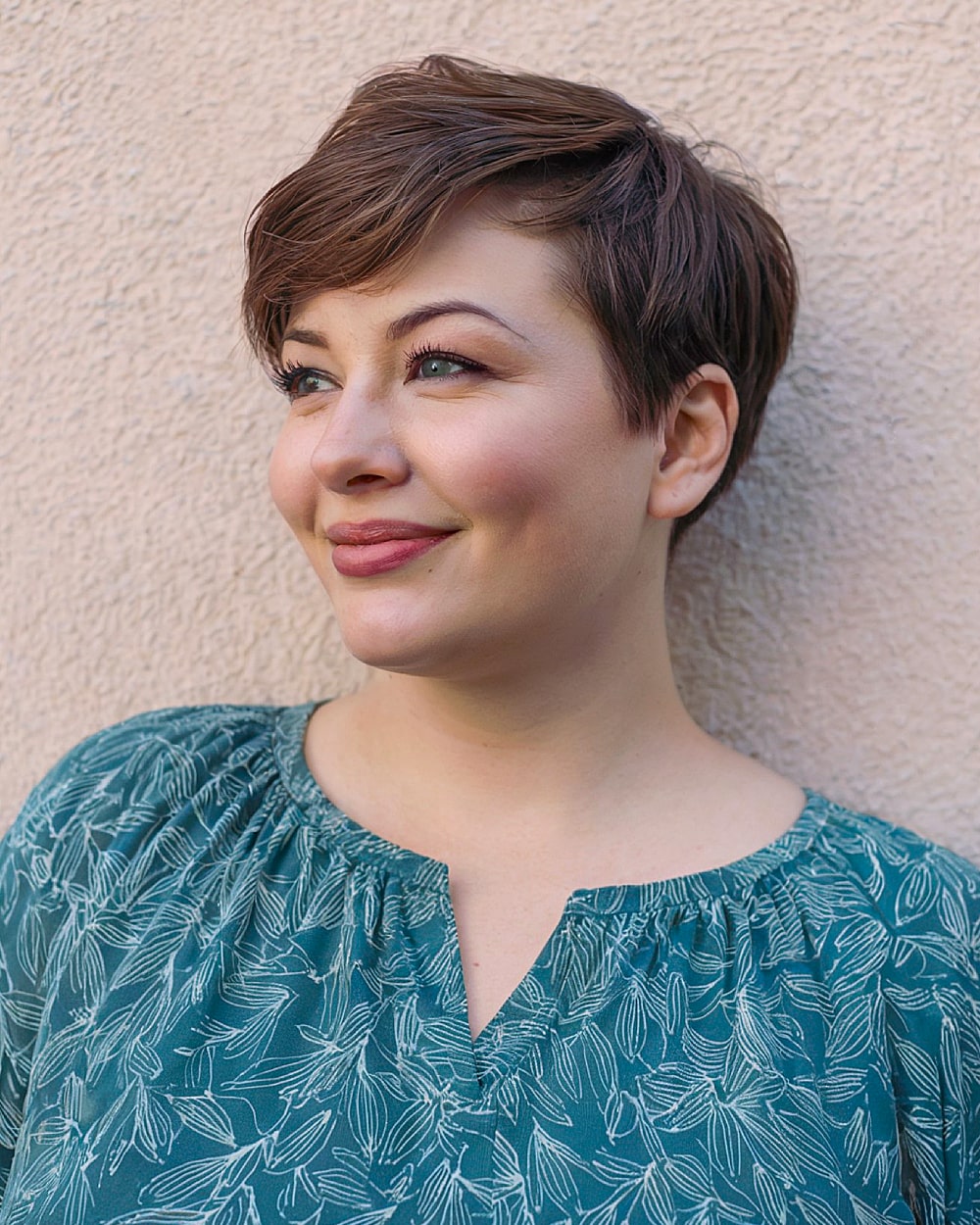Best Short Haircuts for Full Faces: Slimming Styles & Expert Tips