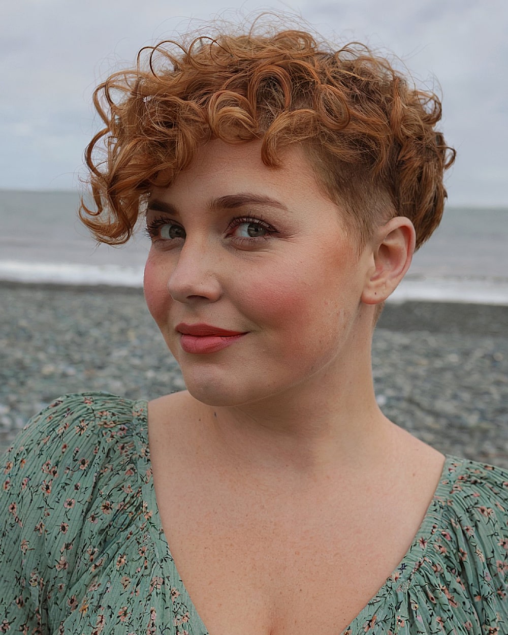 Best Short Haircuts for Full Faces: Slimming Styles & Expert Tips
