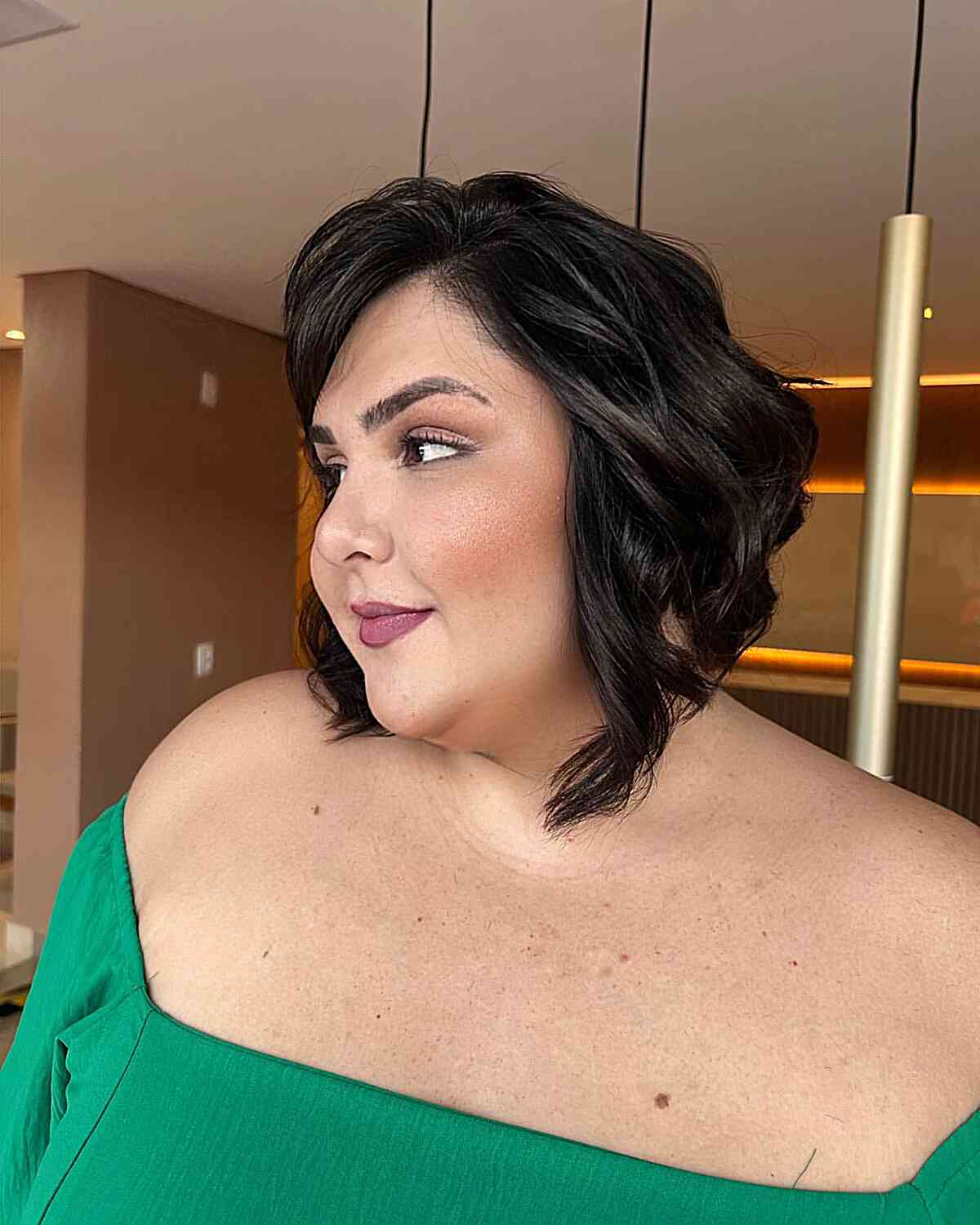 Best Short Haircuts for Full Faces: Slimming Styles & Expert Tips