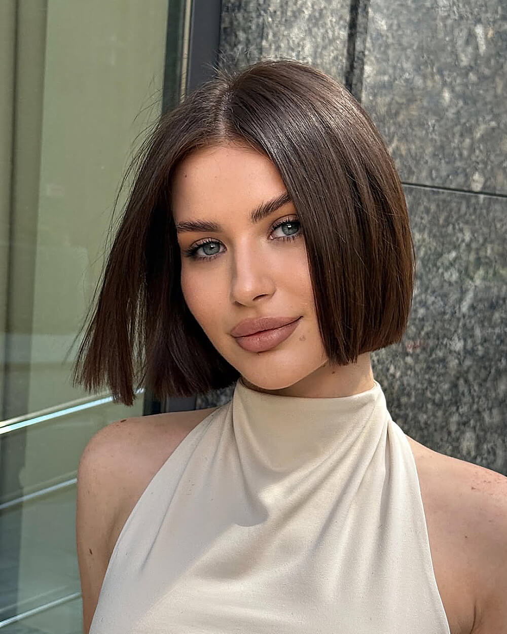 Chin-Length Blunt Bob: Styles, Suitability & Expert Advice