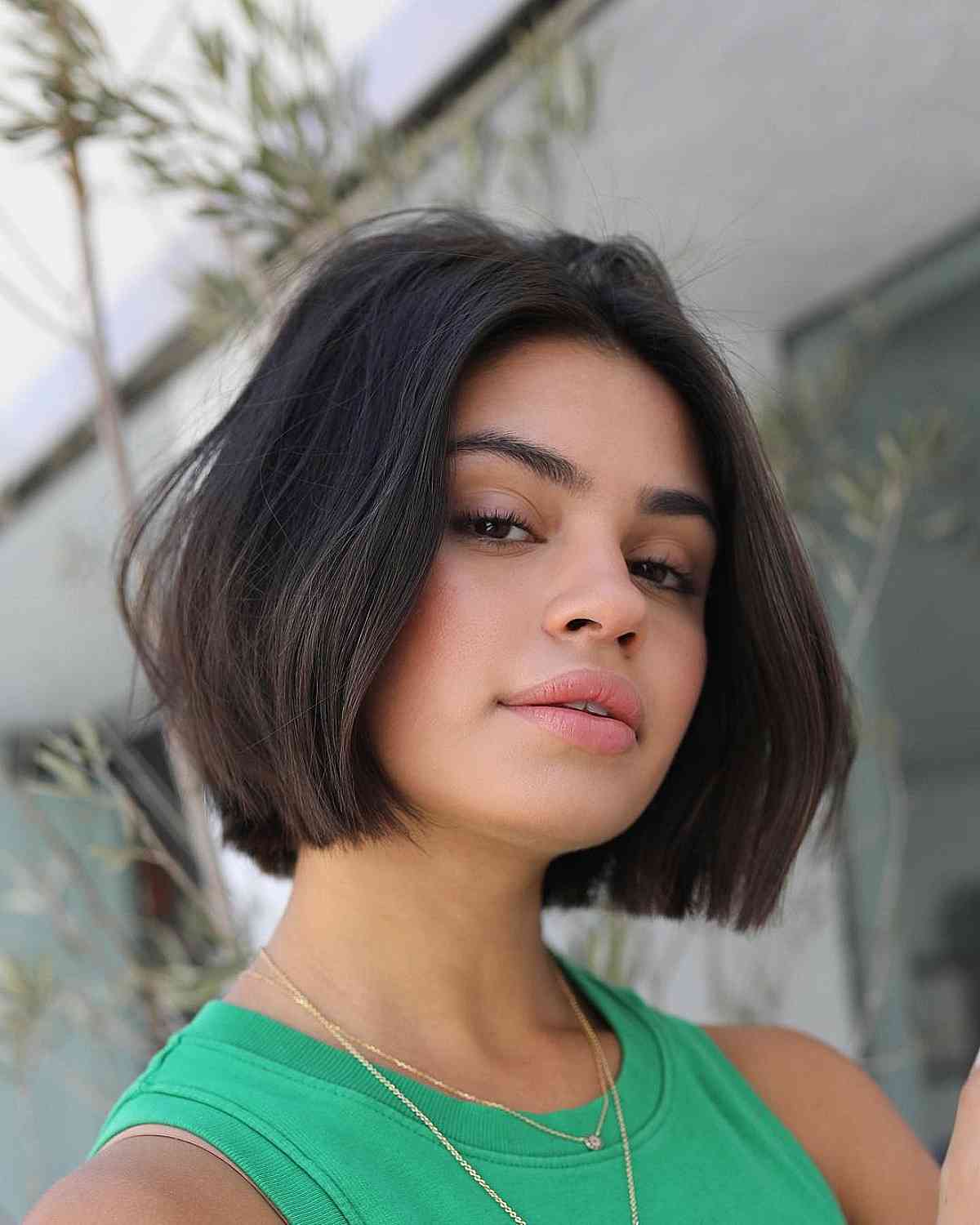 Chin-Length Blunt Bob: Styles, Suitability & Expert Advice