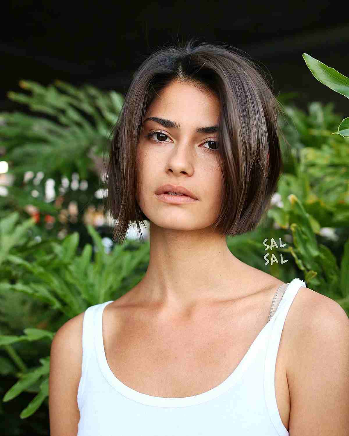 Chin-Length Blunt Bob: Styles, Suitability & Expert Advice