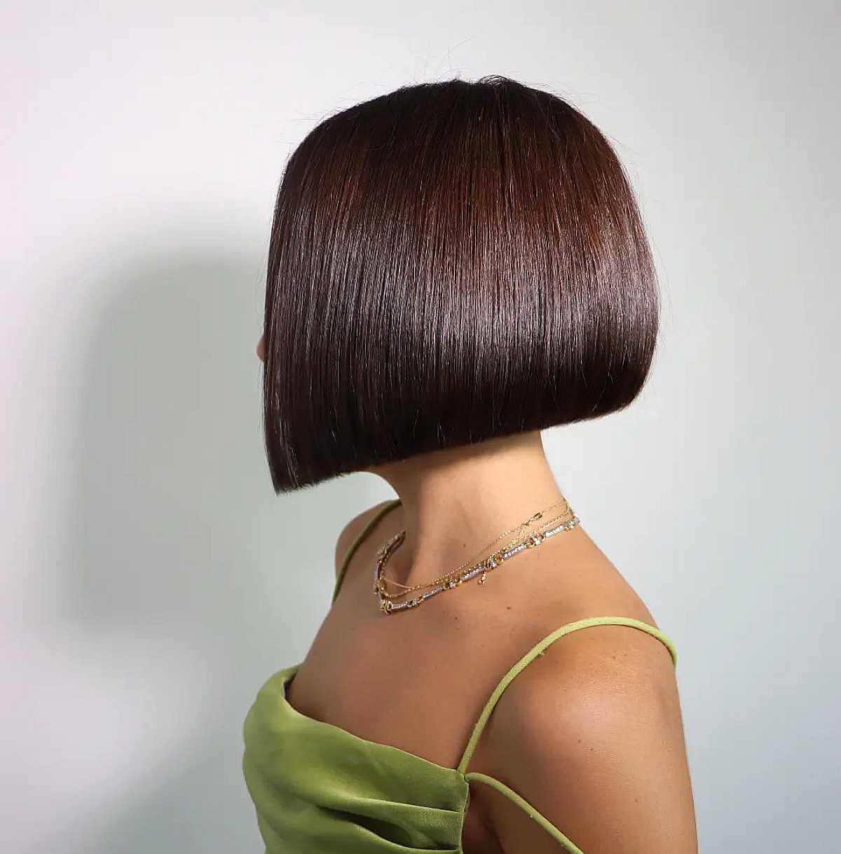 Chin-Length Blunt Bob: Styles, Suitability & Expert Advice