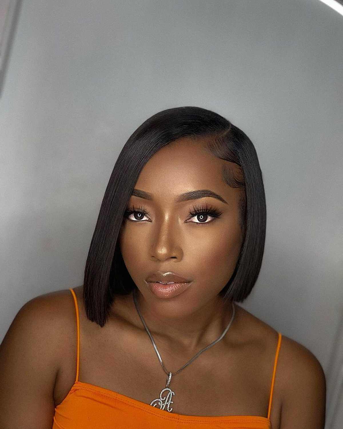 Chin-Length Blunt Bob: Styles, Suitability & Expert Advice