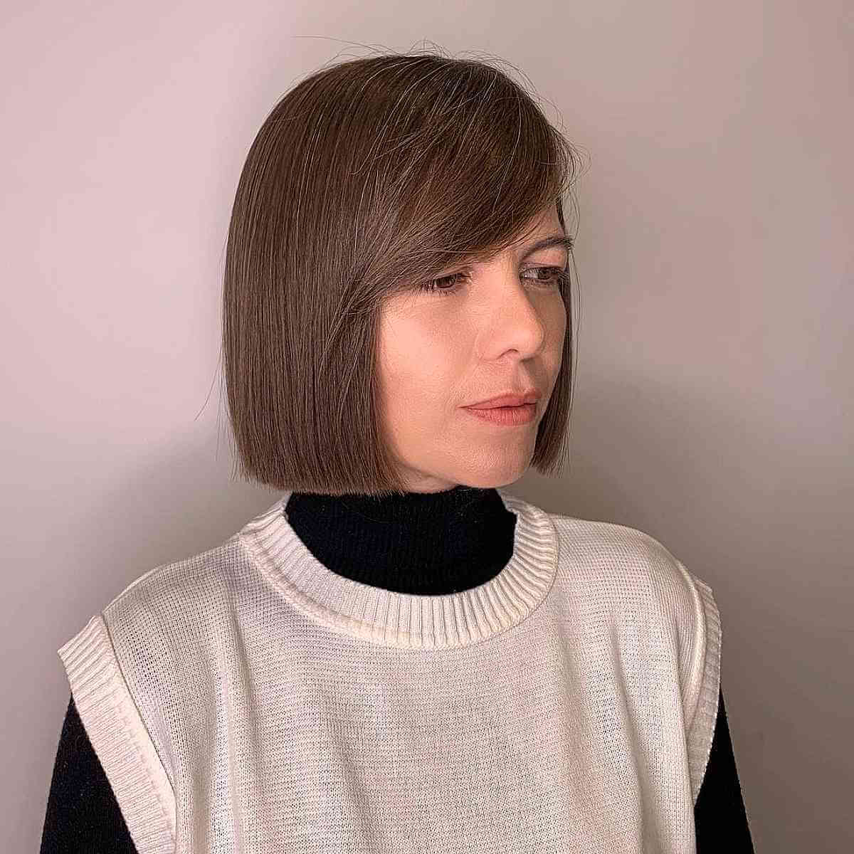 Chin-Length Blunt Bob: Styles, Suitability & Expert Advice