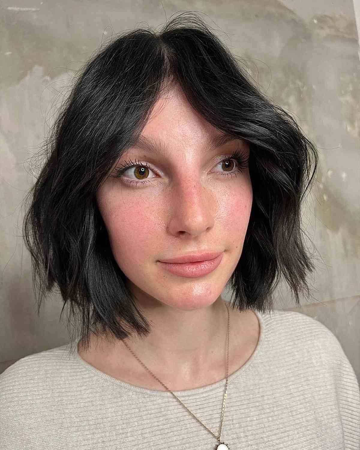 Chin-Length Blunt Bob: Styles, Suitability & Expert Advice