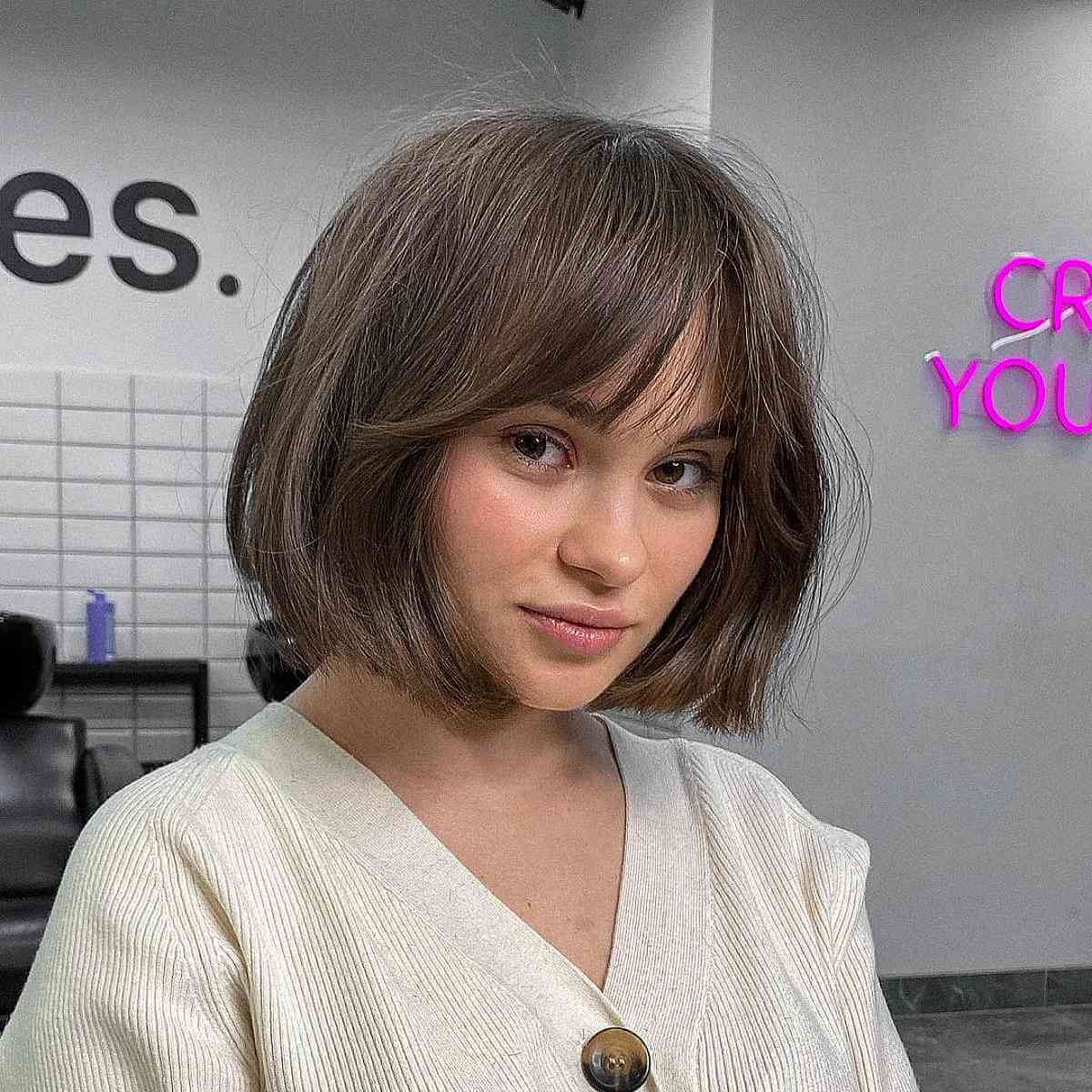 Chin-Length Blunt Bob: Styles, Suitability & Expert Advice